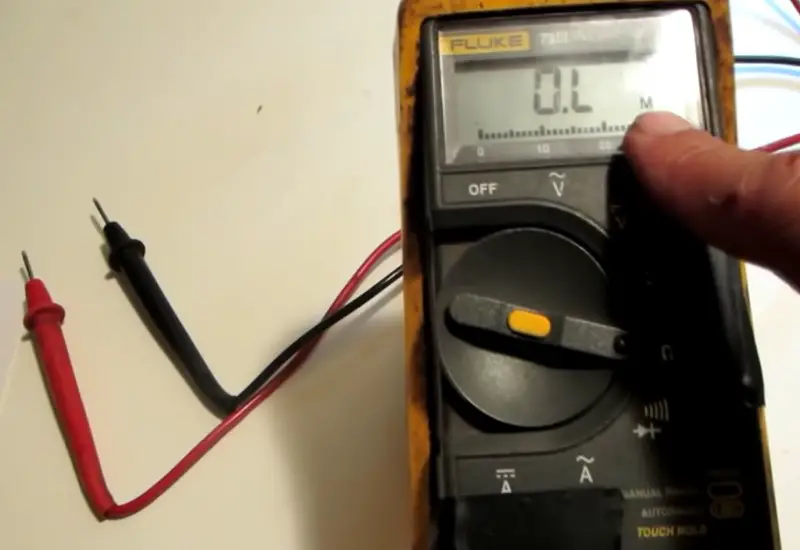 How to Test a Light Switch With a Voltage Tester
