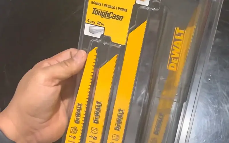 Does Dewalt Reciprocating Saw Come With Blades