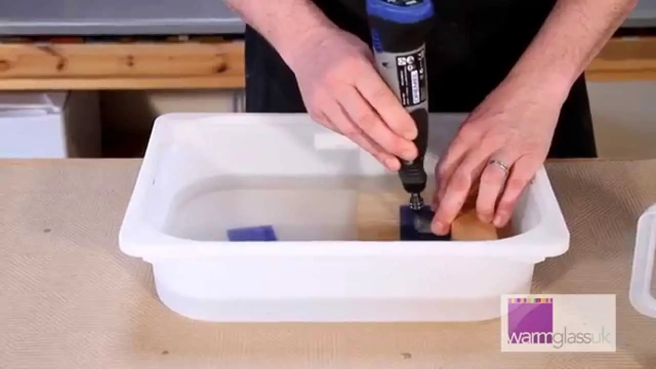 How to Drill a Hole in Glass With a Dremel